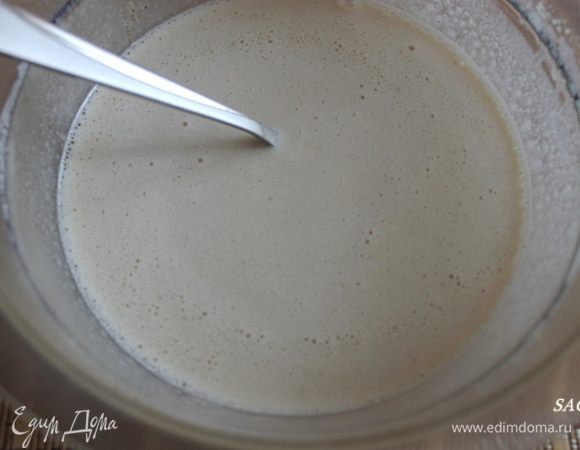 Для заливки яйца растереть с сахаром, добавить муку, смешать до однородности, влить сливки и немного взбить. Полученной смесью залить фрукты.