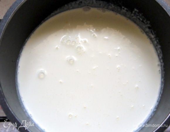 Достать из духовки, удалить фасоль и бумагу и выпекать ещё около 5 минут или пока тесто не подрумянится равномерно.

Замочить 10 г желатина в холодной воде. Нагреть сливки в сотейнике с 50 г сахара. Как только сливки закипят, добавить желатин и хорошо перемешать.
