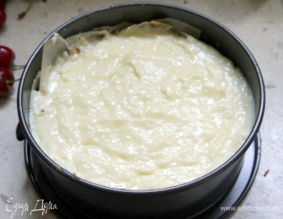 Пропустить сливки через сито и дать остыть. Затем вылить в форму на готовое тесто и поставить в холодильник.
