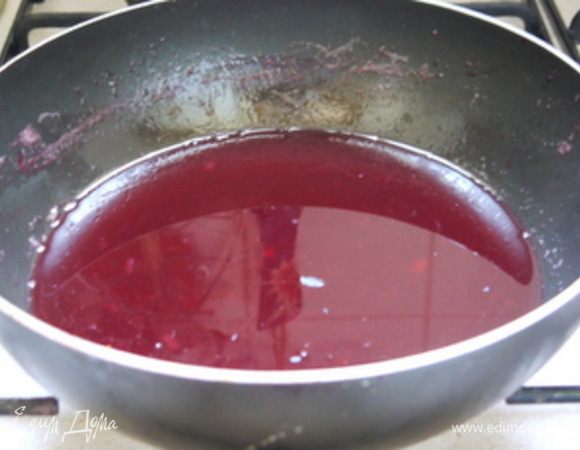 Замочить оставшиеся 10 г желатина а в холодной воде.
Отобрать самые красивые вишни для украшения торта. Остальные разрезать пополам и удалить косточку.
В сотейнике расстовить 50 г сахара (можно больше,если вишня довольно кислая) в 1 стакане воды, добавить лимонную кожуру и сок половинки лимона.

Вскипятитьсироп и всыпать в него вишню без косточек. Поварить вишню около 3-5 минут. Выключить огонь,достать вишню, а в оставшийся в сотейнике сироп  добавить желатин. Хорошо перемешать.