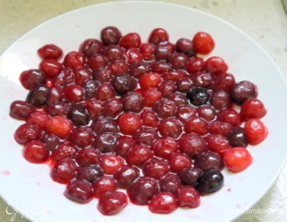 Оставить остывать вишню.
