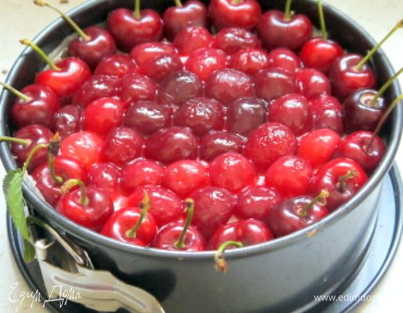 Когда вишня остынет, достать торт из холодильника, украсить по кругу целыми вишенками, разоржить на поверхности панна котта половинки вишни и залить сиропом с желатином.
Поставить в холодильник на 3-4 часа.