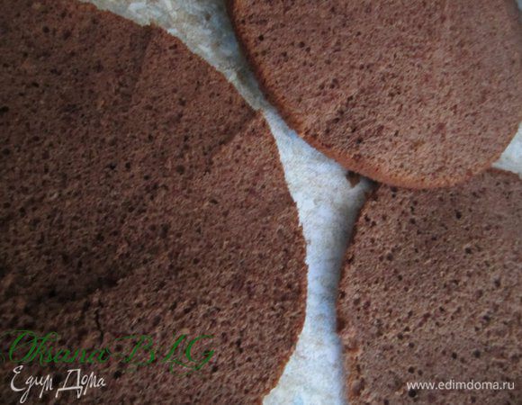 Приготовить бисквит как в рецепте http://www.edimdoma.ru/retsepty/38569-biskvit-na-kipyatke-belyy  Готовый, охлажденный бисквит разрезать на 4 коржа.