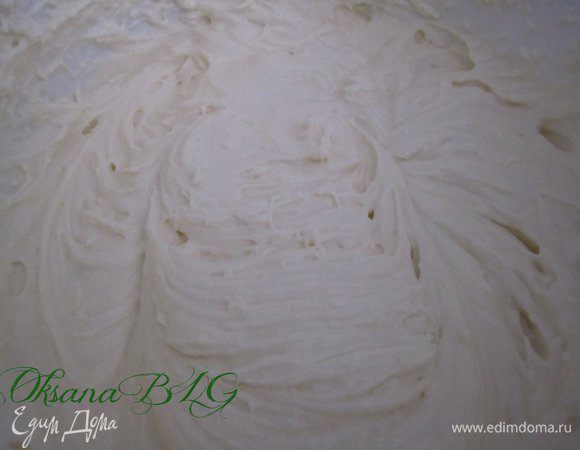 Для крема. 1/2 ст. вода, 1 ст. сахара, довести до кипения, добавить сметану, вскипятить. В оставшуюся воду ввести крахмал, хорошо размешать. Аккуратно ввести в горячую сметанную смесь, варить на низком огне до загустения. Крем охладить. Масло комнатной температуры взбить, аккуратно добавить заварной крем, взбить.