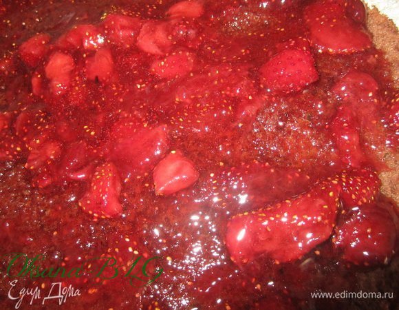 В разъемную форму выложить корж с клубникой