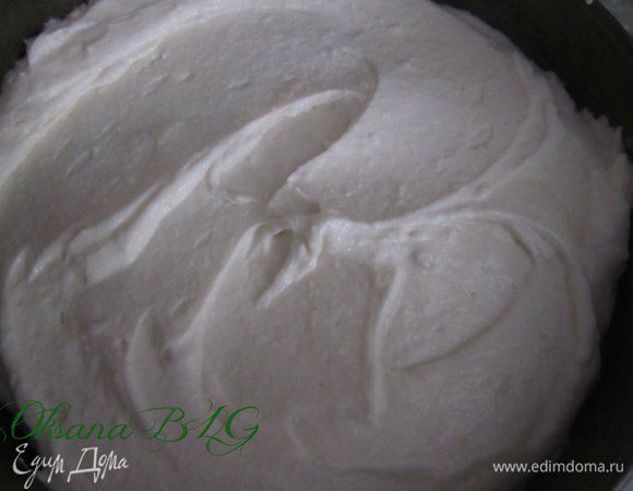 Нанести еще часть крема. Накрыть коржом.