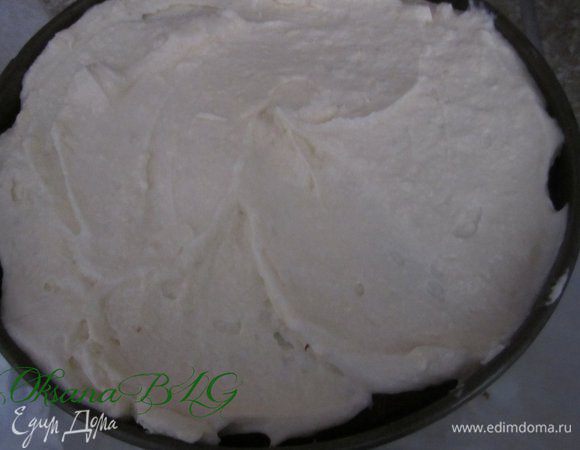 Нанести оставшийся крем. Накрыть коржом с карамелизированными персиками, так чтобы персики легли на крем.