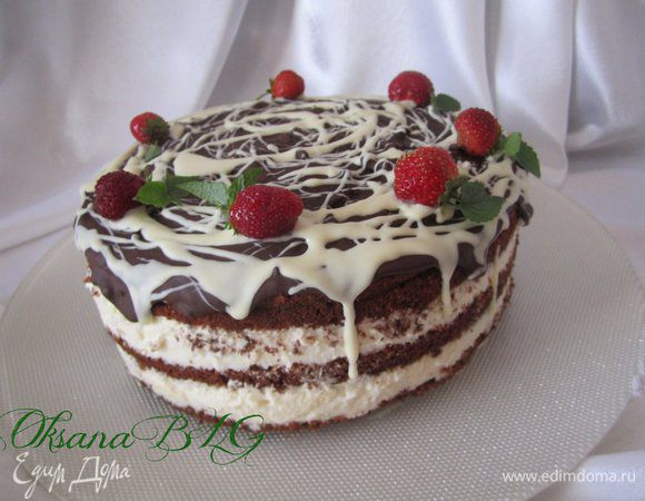 Украсить по желанию. Залить шоколадной глазурью или растопленным шоколадом. Украсить клубникой.