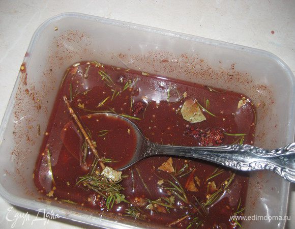 В контейнер в котором будет мариноваться грудка наливаем вино,  добавляем остальные составляюшие  и хорошо вымешиваем.