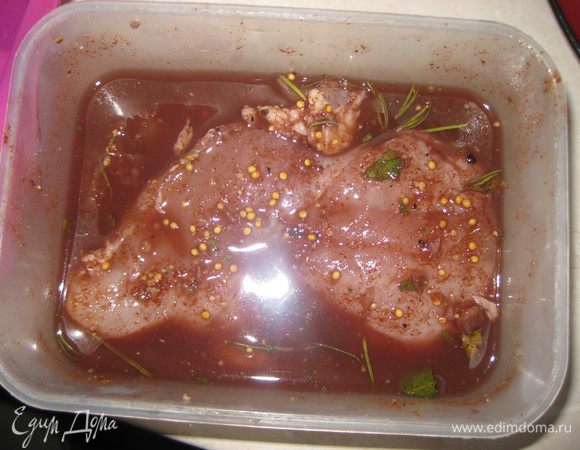 Грудку разрезаем немного вдоль по грудинке и отправляем в маринад.  убираем контейнер в холодильник на сутки. 