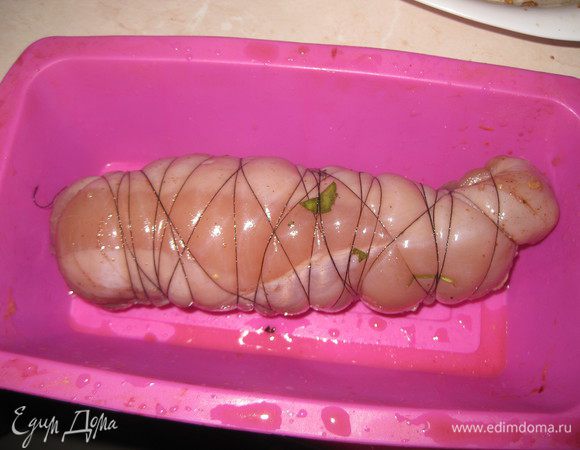 Через сутки грудку немного промываем от маринада, туго обвязываем ниткой,  загнув края в середину.