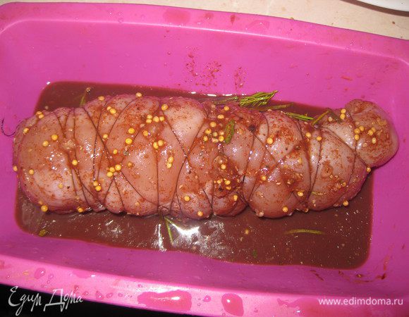 Заливаем маринадом и запекаем 10 минут при темп. 220 гр. и еще 15-20 минут при темп.180 гр. Один раз в процессе выпечки переворачиваем грудку. Остужаем, отправляем в холодильник на 10 часов. Через указанное время освобождаем грудку от ниток. 