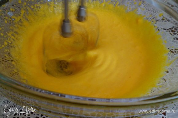 Желтки, сахар, ваниль и воду взбить добела. Затем, продолжая взбивать добавить растопленное масло.