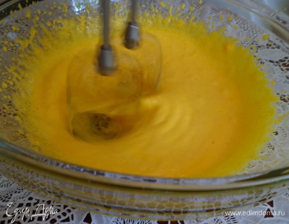 Желтки, сахар, ваниль и воду взбить добела. Затем, продолжая взбивать добавить растопленное масло. 