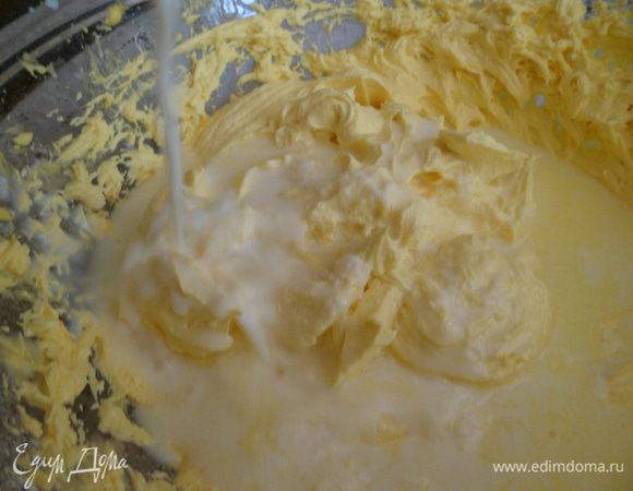 Небольшими порциями добавить трижды просеянную муку, перемешивая на небольшой скорости, и постепенно добавить молоко (в 2 этапа). 