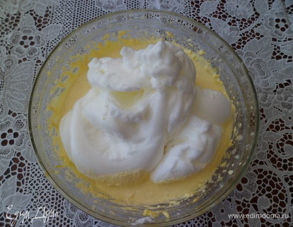 Взбить белки до пиков.  Выложить в тесто и аккуратно сверху вниз перемешать лопаткой. 