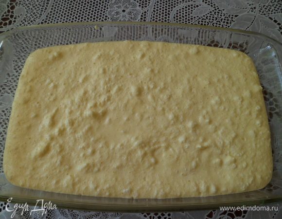 Тесто получается жидким, но при этом воздушным. Комочки от белка пусть Вас не смущают. Вылить тесто в НЕразъёмную форму для выпечки смазанную маслом. Ставим в разогретую до 175°С духовку на 1,5 часа (если духовка газовая). Дать полностью остыть в духовке  и положить в холодильник на 30 минут.  Нарезать и оформить по своему вкусу. Если останется, то хранить в холодильнике. :)

Умным пирожное называется потому, что в процессе выпекания оно  разделяется на 3-4 слоя, получается пирожное с начинкой, несмотря на то, что при приготовлении теста все ингредиенты перемешиваются.

Приятного чаепития!