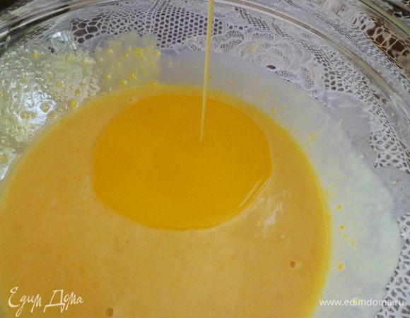 Смешать муку, соду, сахарную пудру. Добавить к  желткам, перемешать и постепенно влить  молоко. Аккуратно ввести предварительно растопленное масло в массу.