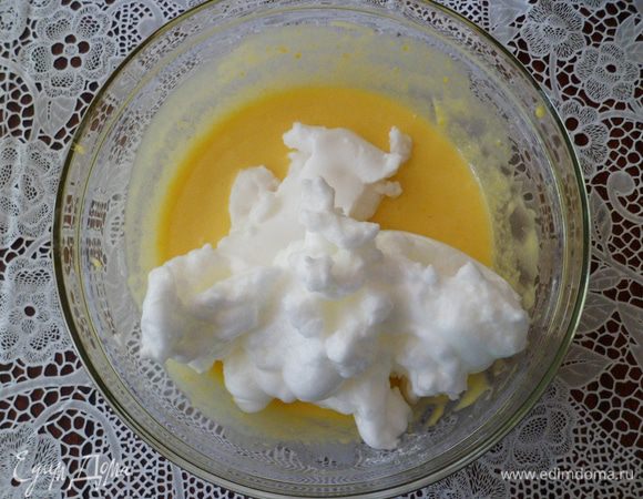 Взбить белки до пиков и аккуратно соединитьс основной массой. Тесто должно получиться как на оладьи. 
