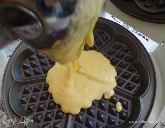 Нагреваем вафельницу (у меня она разогревается за 15-20 секунд), и начинаем выпекать. *Из предложенного количества ингредиентов получается 7 пластинок, из которых можно нарезать 35 сердечек.
