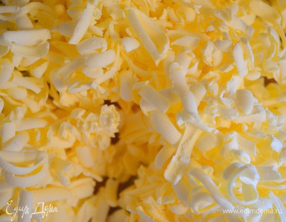 Ледяное масло натереть на крупной терке.