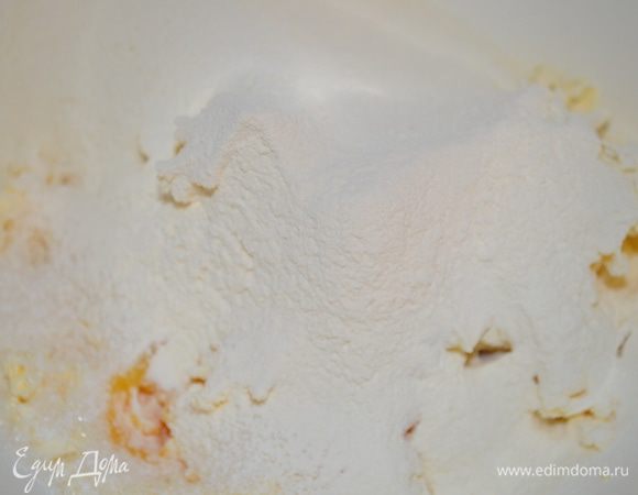 Просеять муку с разрыхлителем.