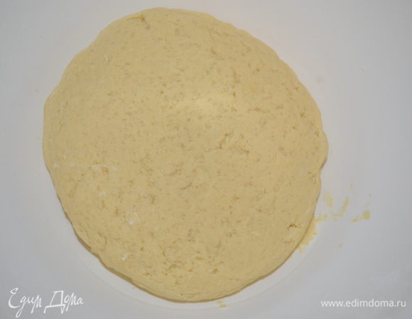 Руками замесить песочное тесто, скатать в шар.