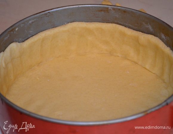 Распределить тесто по форме, сделать высокие бортики — это важно!!! Пирог высокий и начинка во время выпечки поднимается! Бортики у меня примерно 6-7 см.