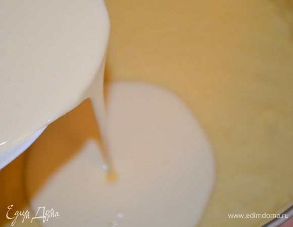 Вылить на тесто, должно получиться так, чтобы бортики были выше, чем начинка!