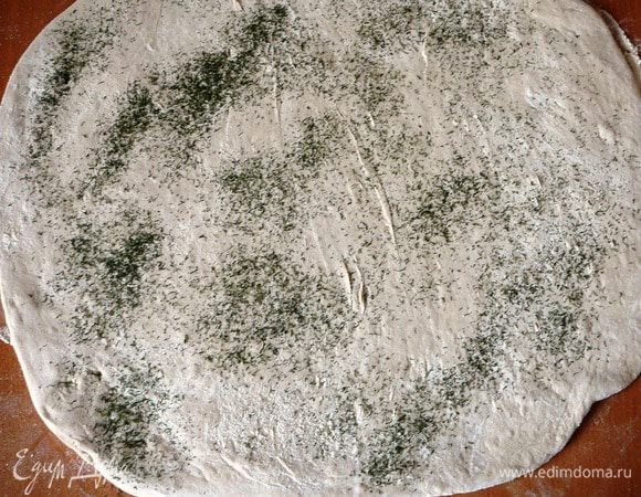 Раскатать корж, посыпать его сухим укропом...