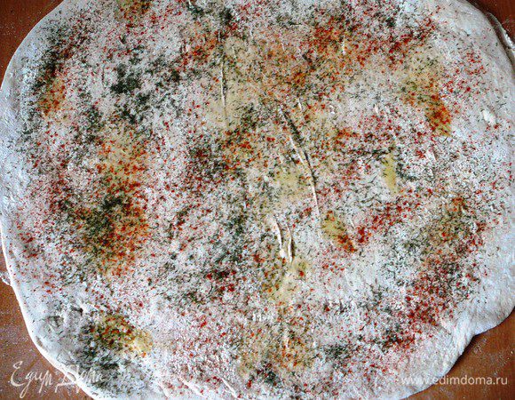 и паприкой... Слегка полить оливковым маслом.