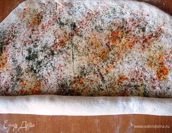 Свернуть корж рулетом...