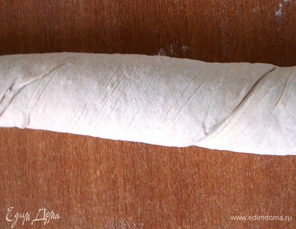 Теперь рулет аккуратно продолжаем заворачивать жгутом...