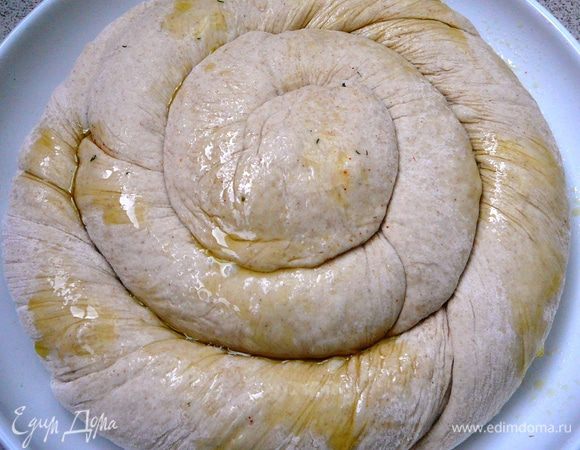 Завернуть края под низ. Выложить в форму для запекания, сбрызгнуть оливковым маслом и поставить на расстойку на 30-40 минут