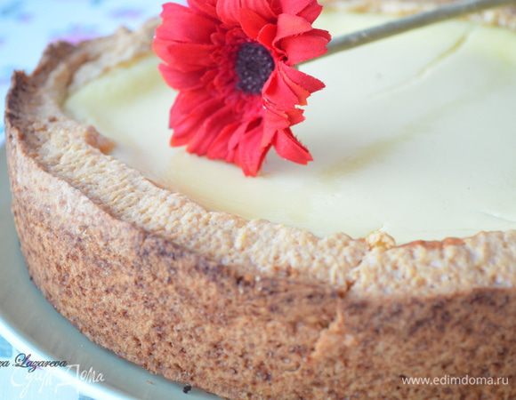 В процессе выпечки начинка поднимется, а сам корж тоже станет толще, и получится вот такой красавчик =)<br />
В этом пироге очень гармонично сочетатется само тесто и начинка. Всего в меру, идеально!! Нам очень понравился.