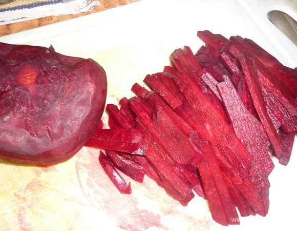 свеклу нарезать брусочками. можно натереть на специальной терке. а можно и на обычной. это не принципиально