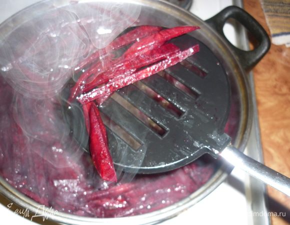 на сковороду налить масло. я делю свеклу на 2 порции и жарю их по очереди. на раскаленной сковороде обжарить первую порцию очень быстро. около 3-4 мин. в это время начистить чеснок. свеклу выложить в емкость лопаткой с дырочками, стараясь, чтоб масло осталось в сковороде. и снова в сковороду с маслом загрузить вторую порцию свеклы и быстро обжарить