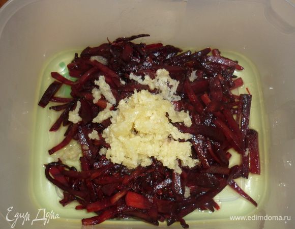 на горячую первую порцию выдавливаю чеснок. сверху выкладываю вторую готовую партию свеклы со всем маслом, в котором она жарилась. чеснок начинает сильнее отдавать аромат при такой обработке.