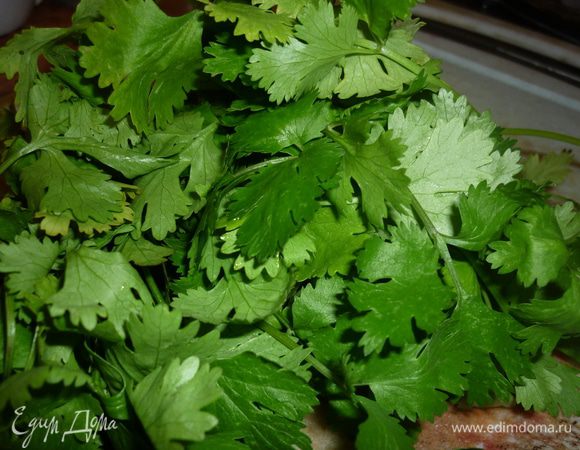 в свеклу мелко нарезать кинзу, свеклу посолить, поперчить, добавить сахар, соль, уксусную кислоту и размолотый в ступке кориандр