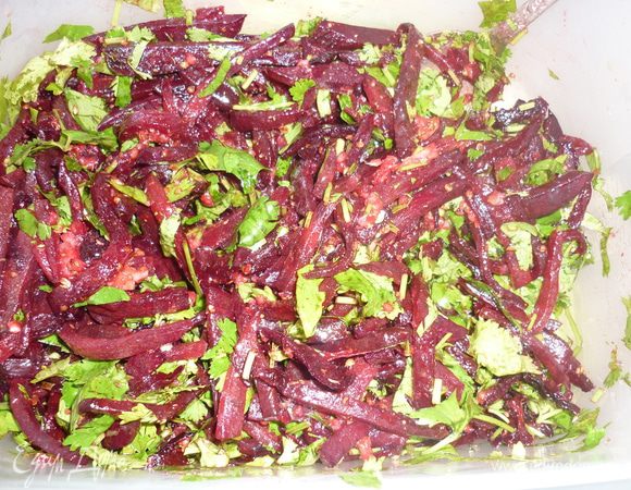 все ингридиенты перемешать. кушать можно сразу, но салат более приятен, когда он немгого постоит в холодильнике, и продукты в нем "подружатся"