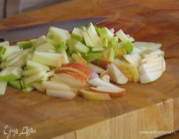 Грушу и яблоко, удалив сердцевину, нарезать тонкими полосками.