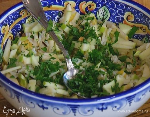 Соединить рис, яблоко, грушу и петрушку, перемешать.