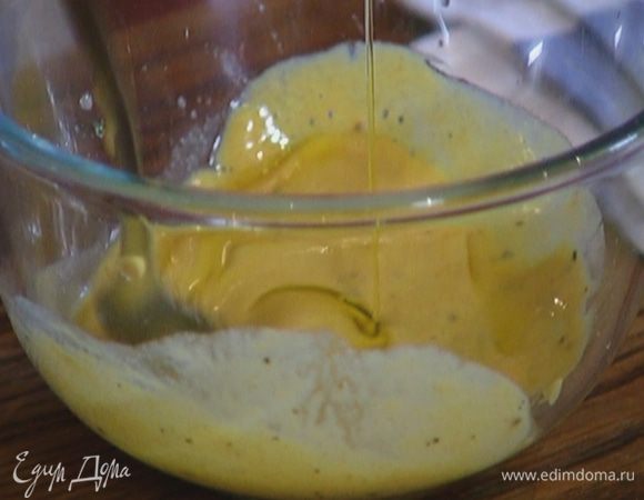 Приготовить заправку: соединить горчицу, уксус, посолить и поперчить, затем, непрерывно помешивая, тонкой струйкой влить оливковое масло. 