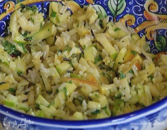 Полить салат заправкой и перемешать.