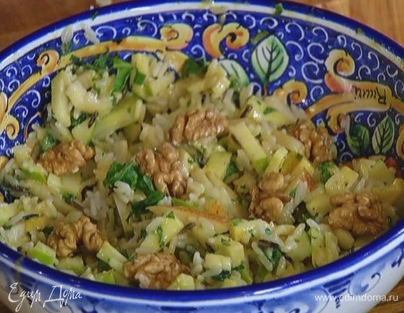 Базилик порвать руками и посыпать салат. Сверху присыпать все орехами.