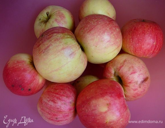 Яблоки помыть и насухо вытереть.