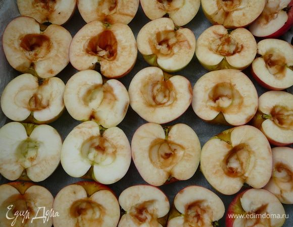 Разрезать пополам, удалить сердцевину. Выложить на противень и запечь в течение часа при температуре 100 градусов.