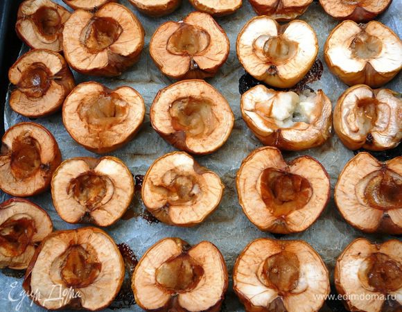 Запеченные яблоки охладить и дважды протереть через сито. Полученное яблочное пюре - основа для пастилы.