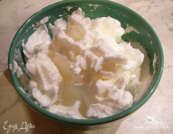 Белки взбить в крутую пену.