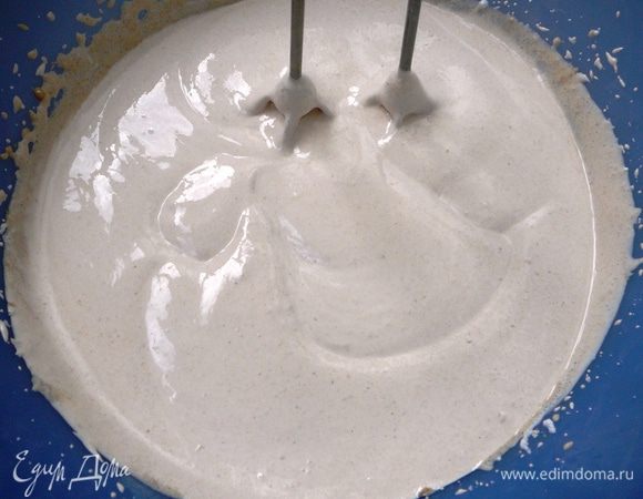 Яблоки также взбить, пюре должно стать светлее и немного увеличиться в объеме. Соединить белки, яблочное пюре и сахар. Перемешать и взбивать до тех пор, пока масса не перестанет растекаться.